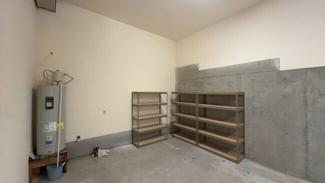Building Photo - 3405 SW Hillcrest Dr