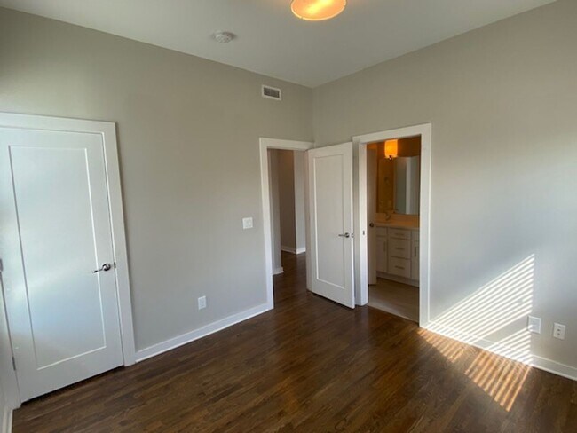 Building Photo - East Nashville with Roof-top Deck and 2 car garage!!