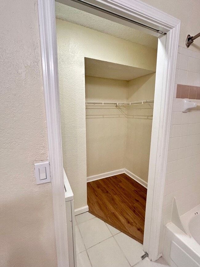 Building Photo - 1 Bed/1 Bath Apartment in Community with G...
