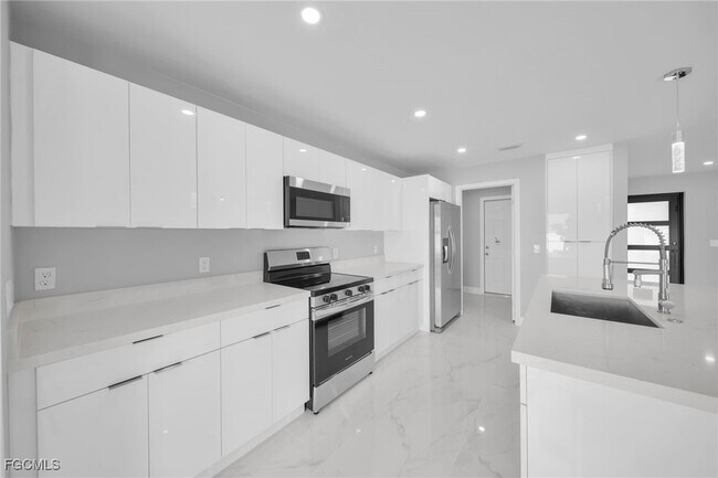 Building Photo - 2913 NW 9th Terrace