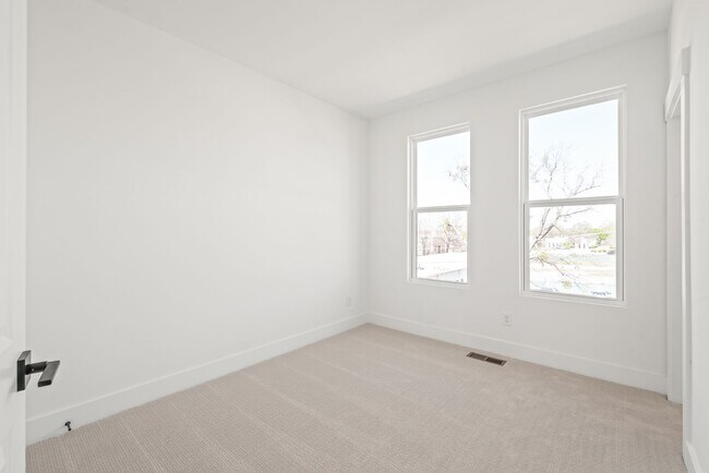 Building Photo - (Move-in Special) 3 Bedroom Townhome in LoSo!