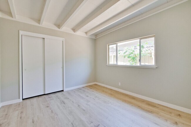 Building Photo - 3049 Harding Ave