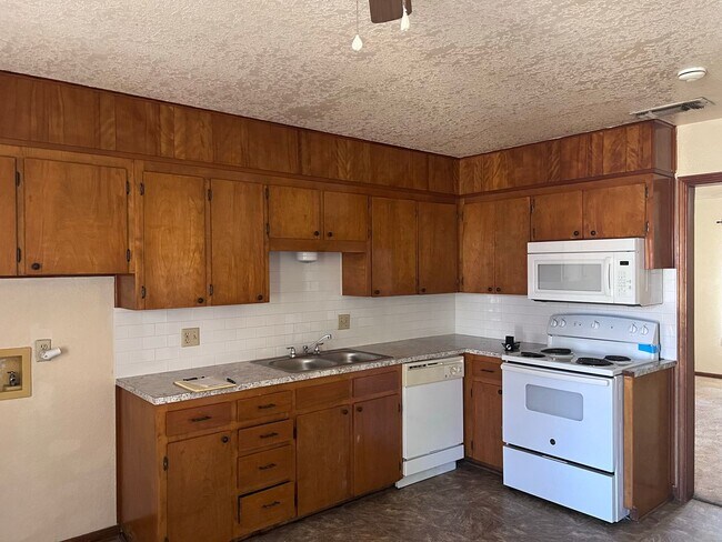 Building Photo - 2 bedroom/1 bathroom Duplex