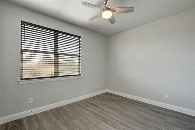 Building Photo - 430 Old Fitzhugh Rd