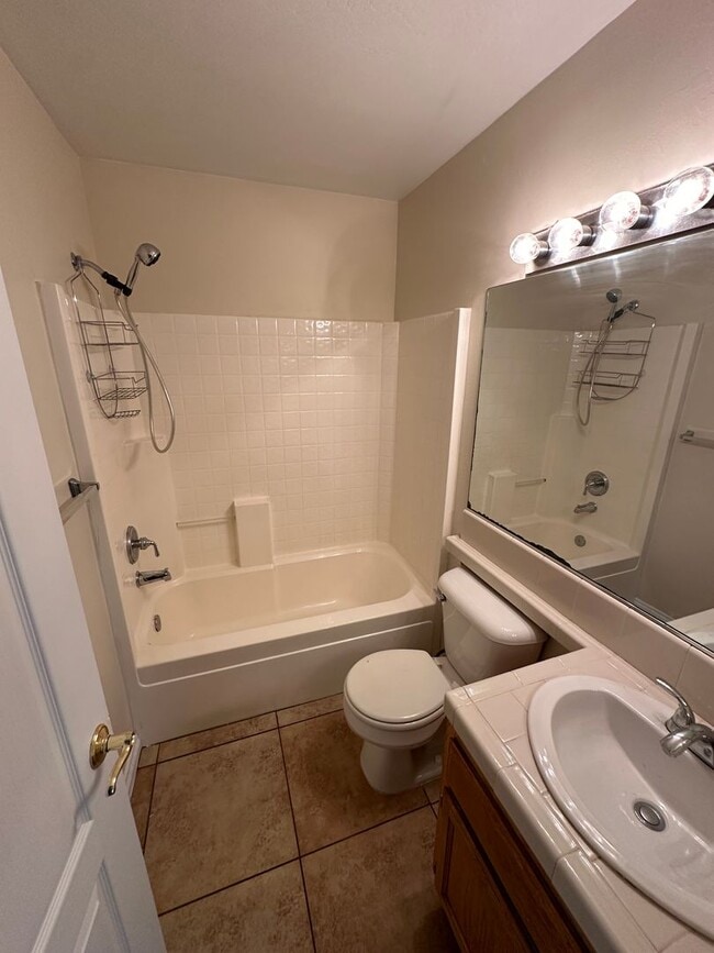 Building Photo - Charming 3-Bed, 2-Bath Home for Rent in Bakersfield, CA!