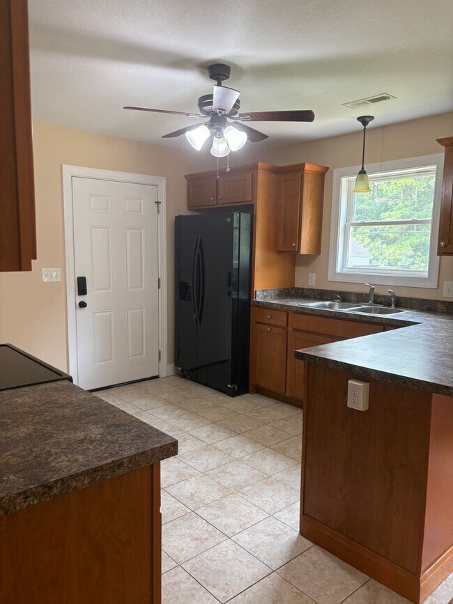 Building Photo - 124 Deerfield Ln