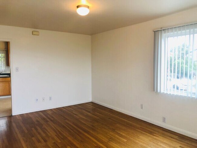 Building Photo - Bankers Hill 1 Bedroom 1 Bath with Downtown San Diego Views