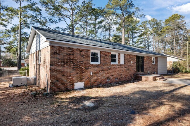 Building Photo - Welcome to the 3 Bed 2 Bath in Fayetteville