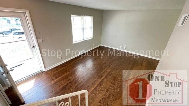 Building Photo - Beautiful 3 Bedroom / 2 Bathroom Duplex in...
