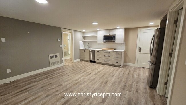 Building Photo - 609 13th Ave W