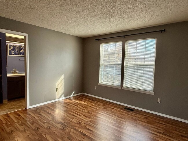 Building Photo - Open Tri-Level Townhome With Tons Of Space...