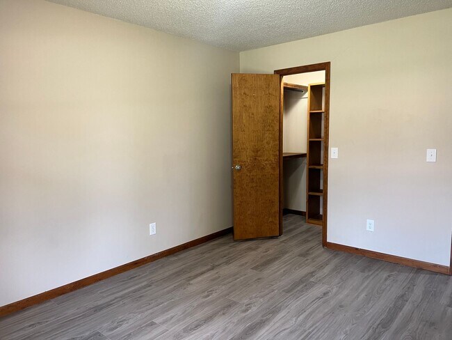 Building Photo - 3 Bed / 2 Bath in south Central Springfield