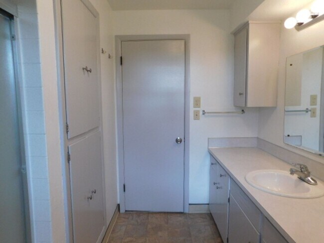 Building Photo - 3Bd/1.5Ba Single Story House - Available S...