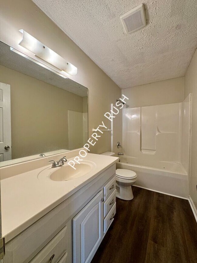 Building Photo - 4320 Ohls Ave