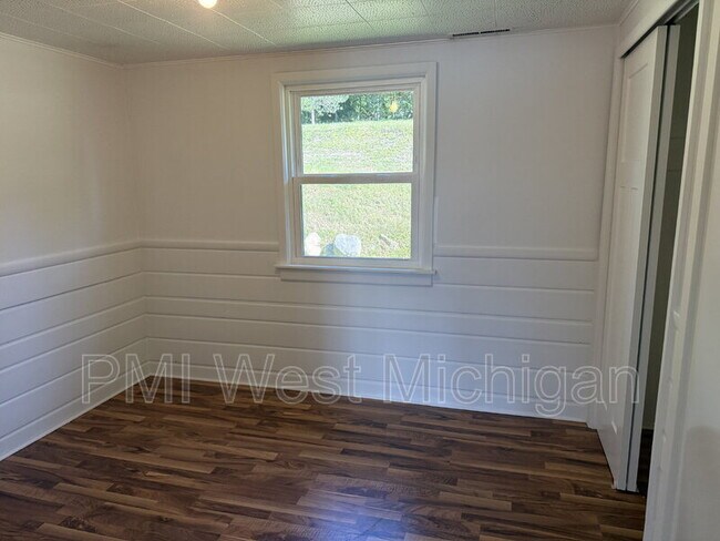 Building Photo - 12495 Oakwood Shores St