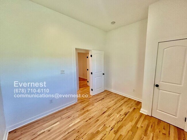Building Photo - Spacious 4-Bedroom Home with Front Porch a...