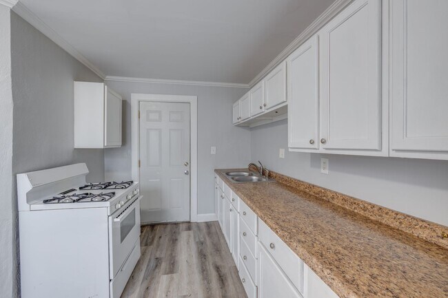 Building Photo - Park/5th Duplex