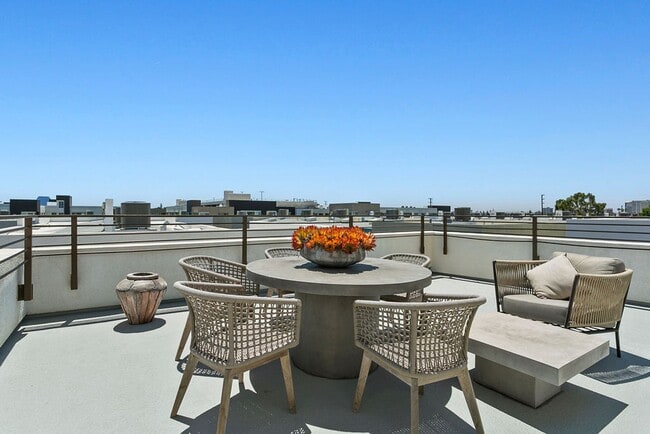 Building Photo - FURNISHED MODEL TOWNHOME IN HOA COMMUNITY