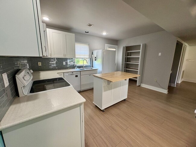 Building Photo - 2 Bedroom 2.5 Bathroom Townhome in Mechani...
