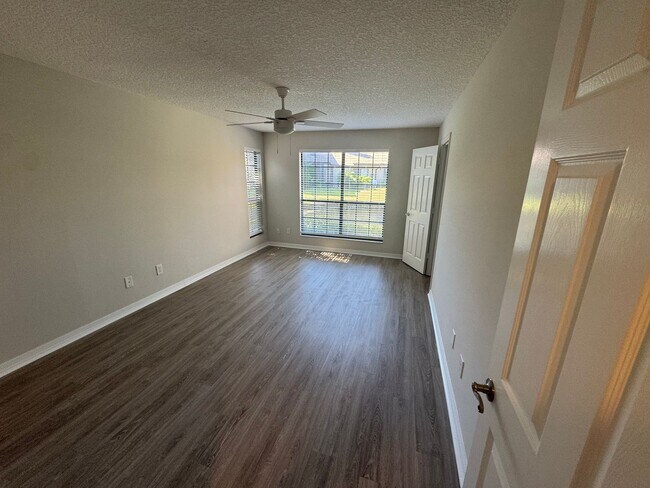 Building Photo - Spacious Two Bedroom Two Bath Condo in Pon...