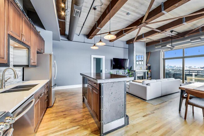 Building Photo - 1735 W Diversey Pkwy