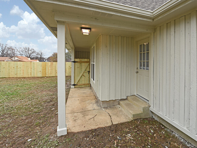 Building Photo - 3 BEDROOM, 2 BATH NEAR EAST RAINES AND KIR...