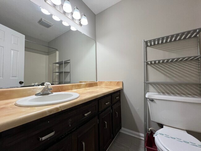 Building Photo - 31 Somerset Townhouse