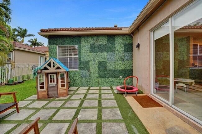 Building Photo - 930 Bluewood Terrace