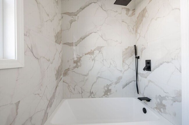 Building Photo - 14 Elm St