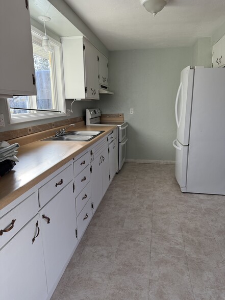 Building Photo - 2000 Lampman Rd