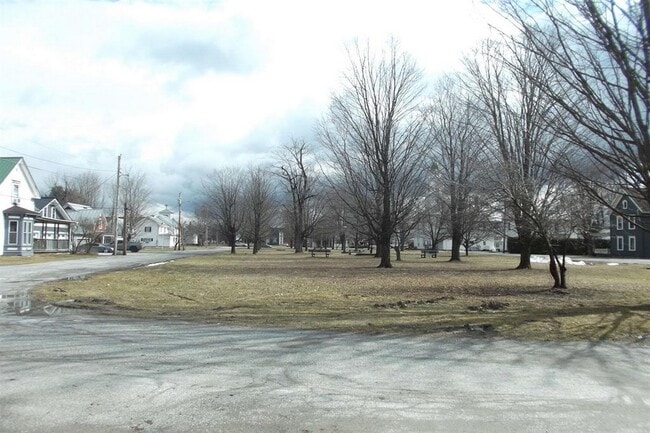 Building Photo - 104 Maple Park