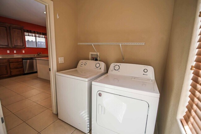 Building Photo - Luxurious Retreat in the Heart of Las Vegas