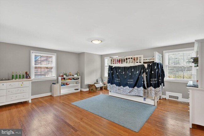 Building Photo - 7215 Rollingwood Dr