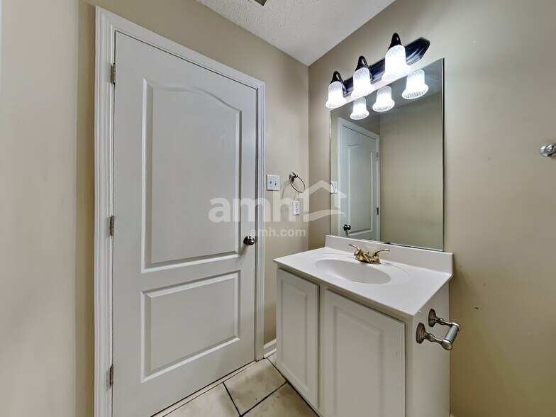 Building Photo - 9846 Alexanders Ridge Dr