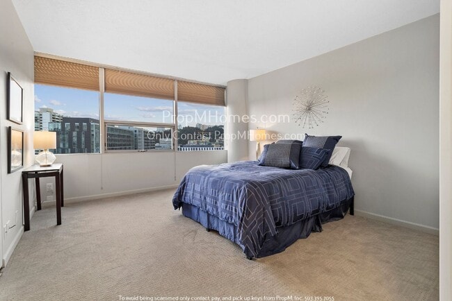 Building Photo - Luxurious Two Bedroom High-Rise Living at the Portland Plaza!