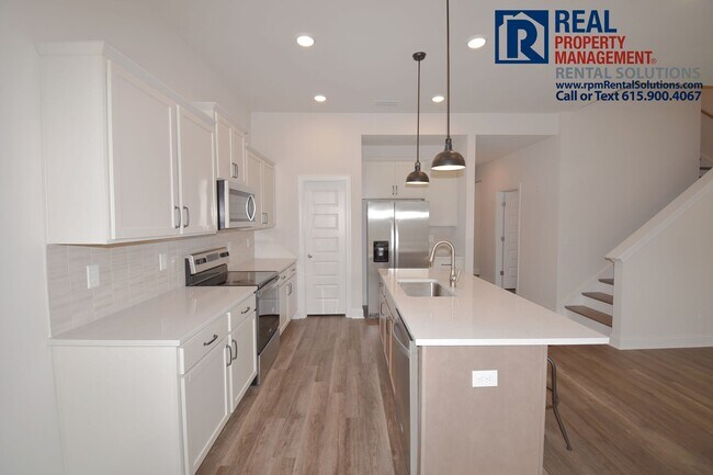 Building Photo - Gorgeous 4 bd home with attached garage! Neighborhood Pool!