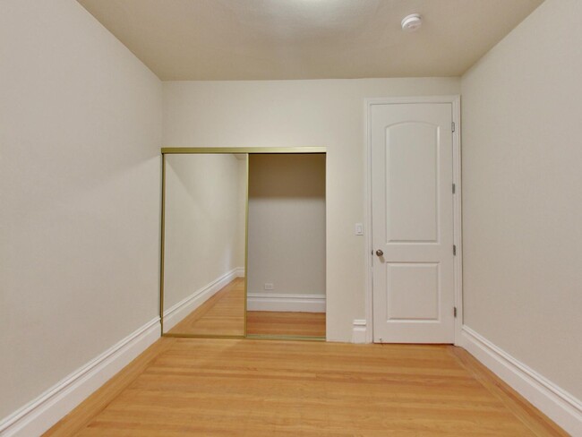 Building Photo - Remodeled 3 Bedroom in Nob Hill!!