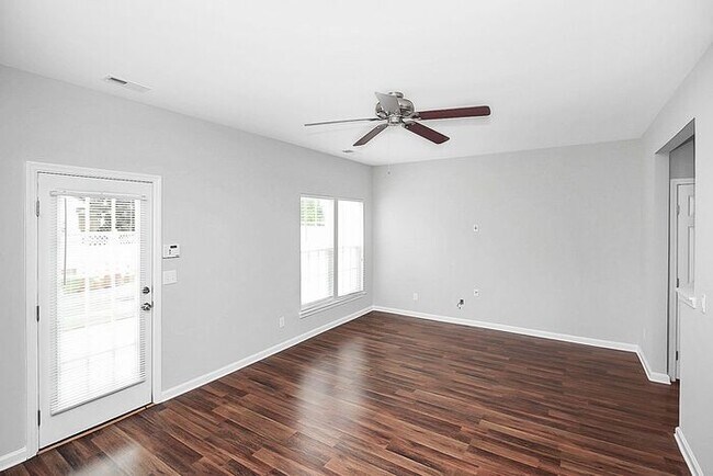 Building Photo - 2BD/2.5BA End Unit Townhome in Blakeney Greens!