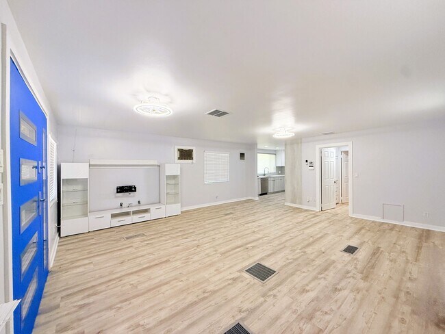 Building Photo - 545 Calle Amigos