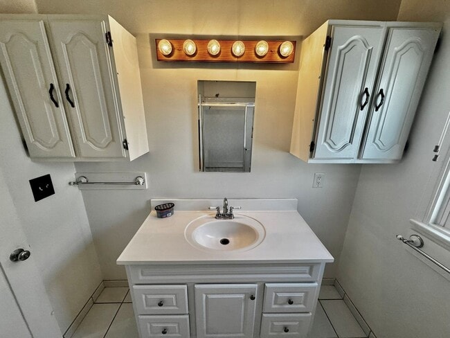 Building Photo - Beautiful Front House 2 Bed 1 Bath