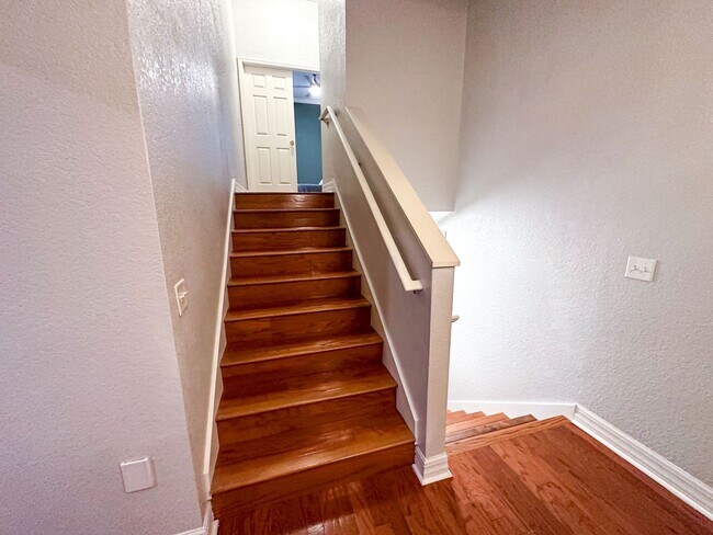 Building Photo - 3 Bed/ 2.5 Bath Pet Friendly Home!