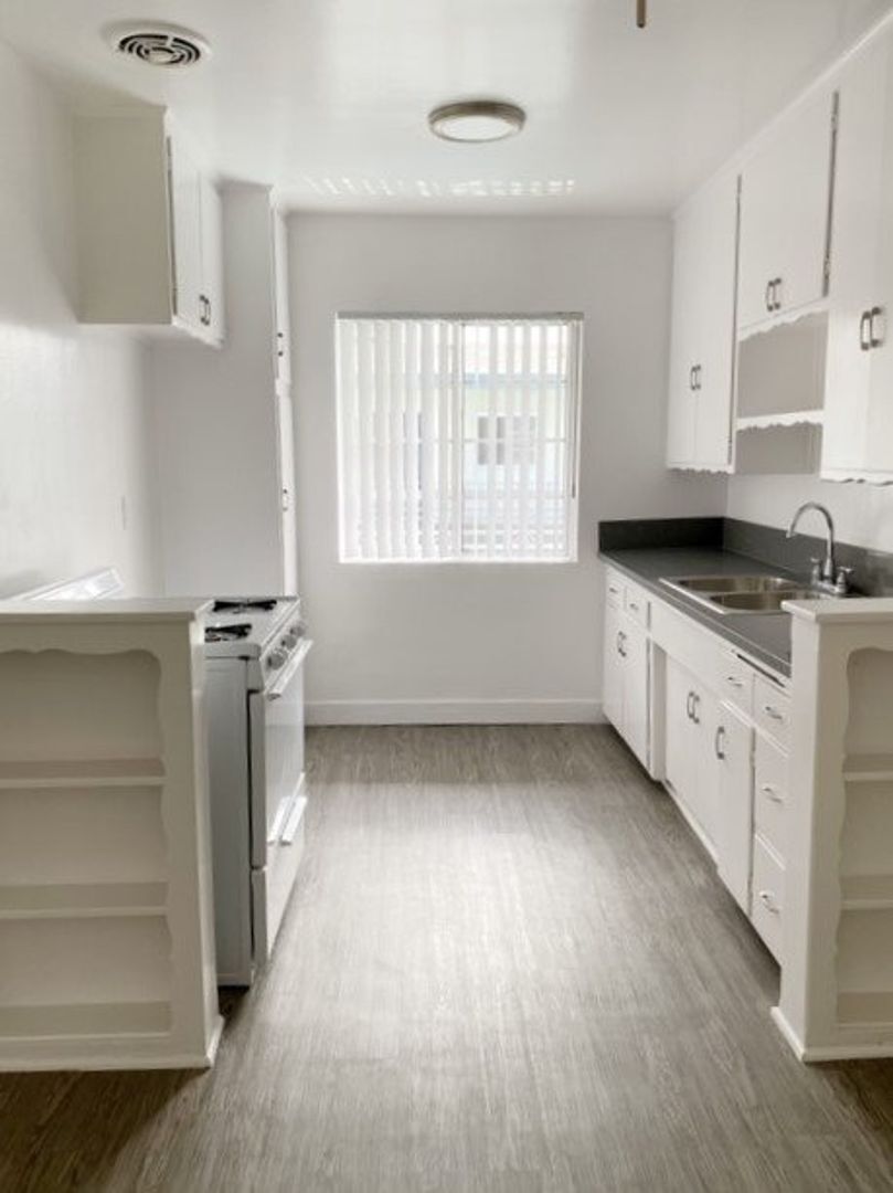 Interior Photo - 2110 W El Segundo Blvd.