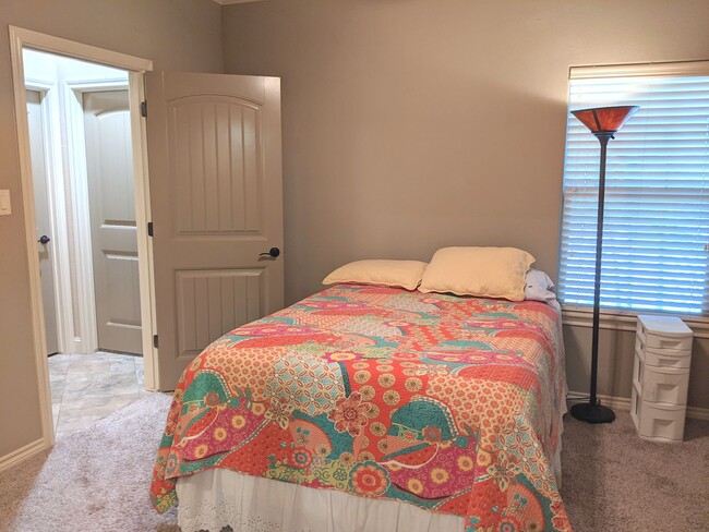 Building Photo - 3 Bed 3 Bath Townhome in Summit Crossing for Fall 2026 Move In!