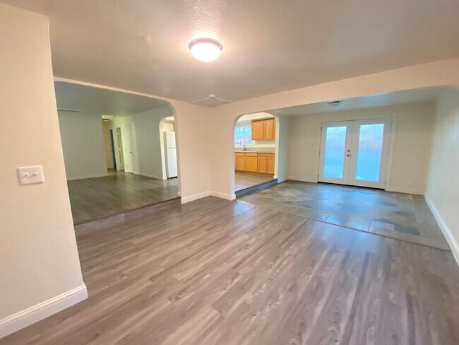 Building Photo - Lovely 3 Bedroom, 2 Bath House - Washer/Dryer, Dishwasher, Long Driveway, Fenced Backyard