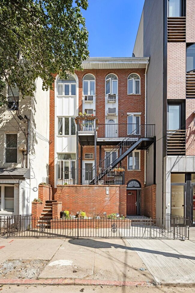 Building Photo - 117 Clinton St