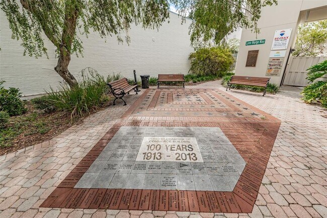 Building Photo - 253 Park Cir S