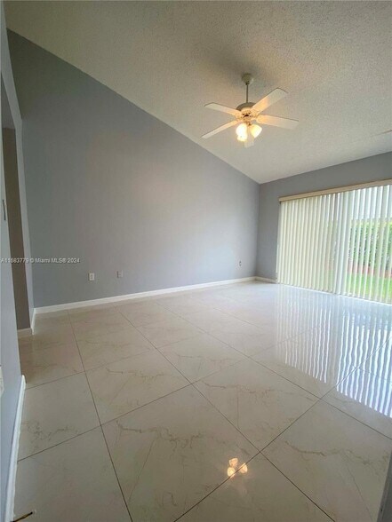Building Photo - 487 SE 20th Dr