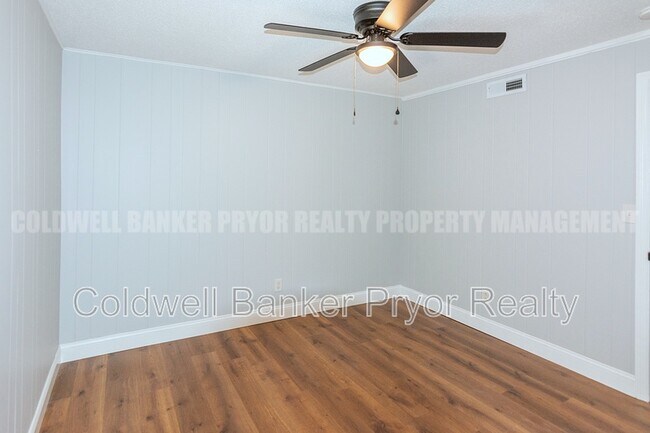 Building Photo - 313 Maple Way