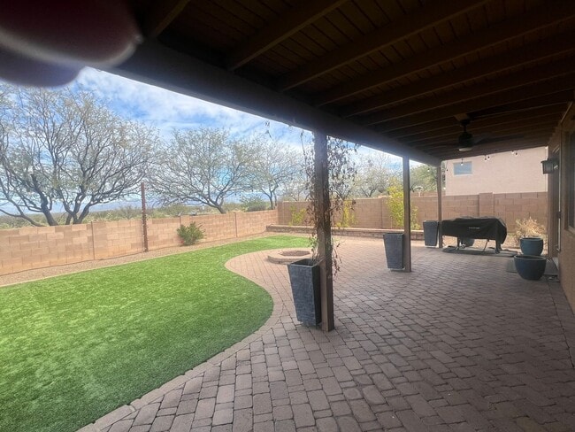 Building Photo - ATTRACTIVE SANTA FE 3 BEDROOM IN VAIL SCHOOL DISTRICT.