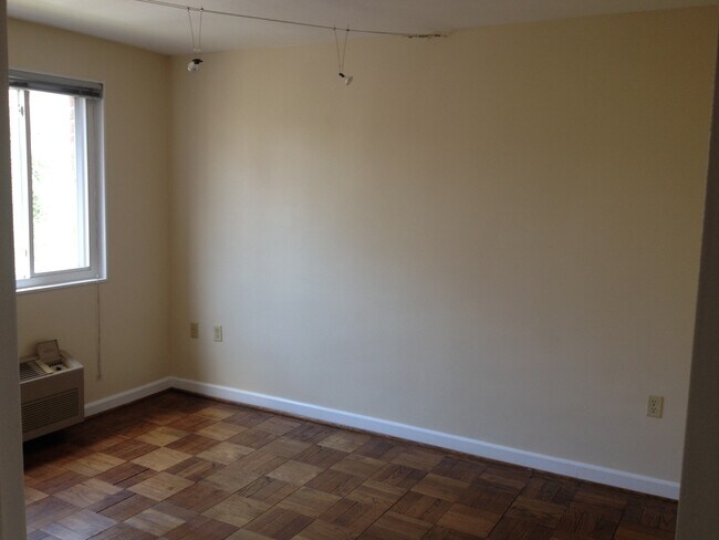 Building Photo - 4114 Davis Pl NW